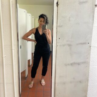 Rompers seem like such a cute easy outfit until you have to pee. 🤷🏻‍♀️ I almost dislocated a shoulder trying to get in and out of this.